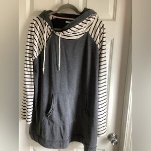 Maurice’s grey/ striped sleeve hoodie 2x